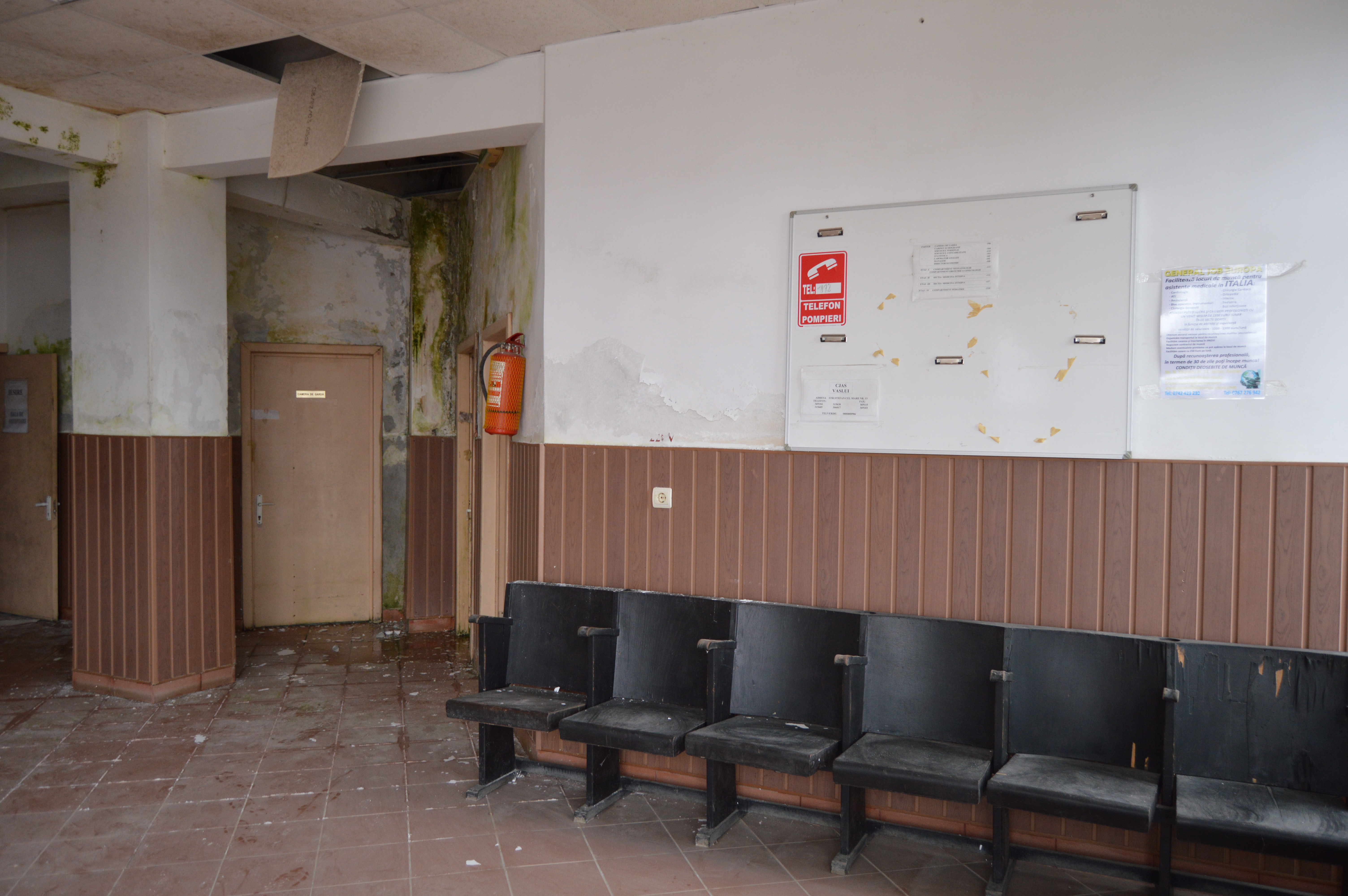 FOTOREPORTAJ/ Bombă biologică în spitalul din Negrești, închis de Guvernul Boc: pereți, instrumentar și paturi mucegăite