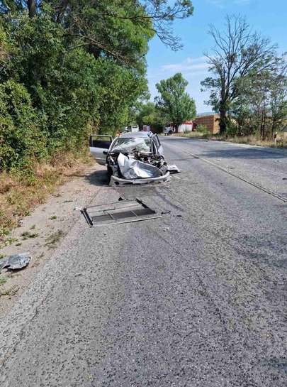 Imagini teribile cu autocarul românesc implicat în accident în Bulgaria. Bucăți din vehicul au rămas agățate de un copac