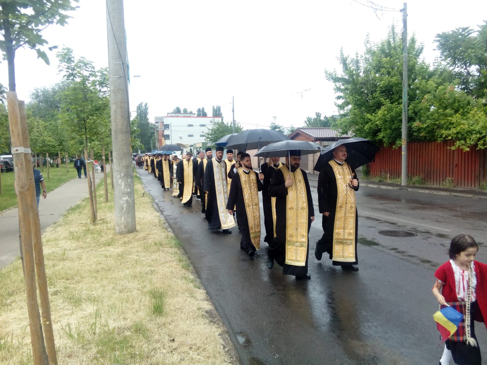 Sute de persoane au participat la procesiunea tradiţională de Înălţare şi de Ziua Eroilor de la Galați/ GALERIE FOTO