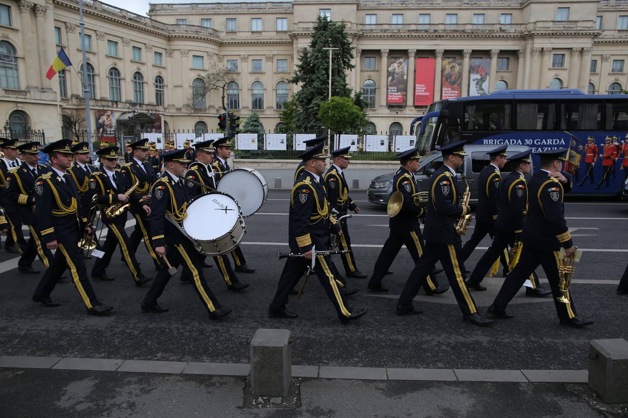 UPDATE. Ziua Regelui, marcată prin manifestări culturale. Ceremonie militară şi depuneri de coroane de flori la statuia Regelui Carol I din Piaţa Palatului Regal | FOTO&VIDEO