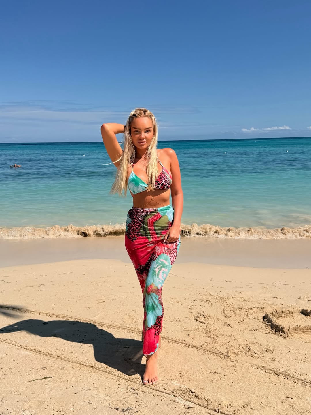 Imagini cu Maria Constantin într-un costum de baie minuscul. Artista își petrece vacanța în Thassos, Grecia