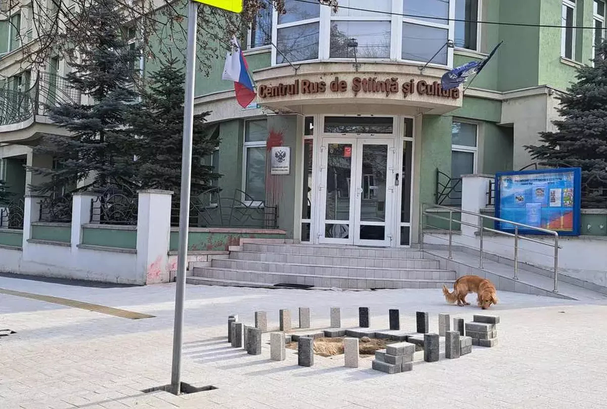 Centrul Rus de Știință și Cultură din Chișinău, Republica Moldova, vandalizat cu vopsea roșie