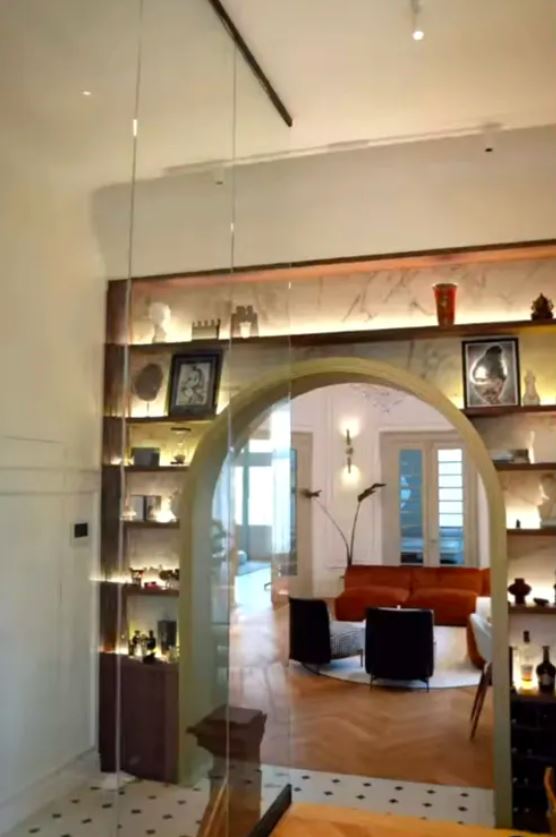 Imagini din casa Anei Baniciu, după ce a terminat renovarea. Are cadă în dormitor și perne Hermes în living