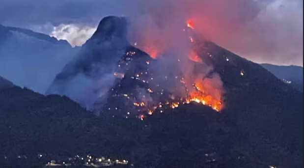 Incendiu masiv în Alpii Elvețieni, aproape de ghețarul Aletsch. Focul arde de aproape 24 de ore, mai multe sate au fost evacuate, armata a trimis elicoptere