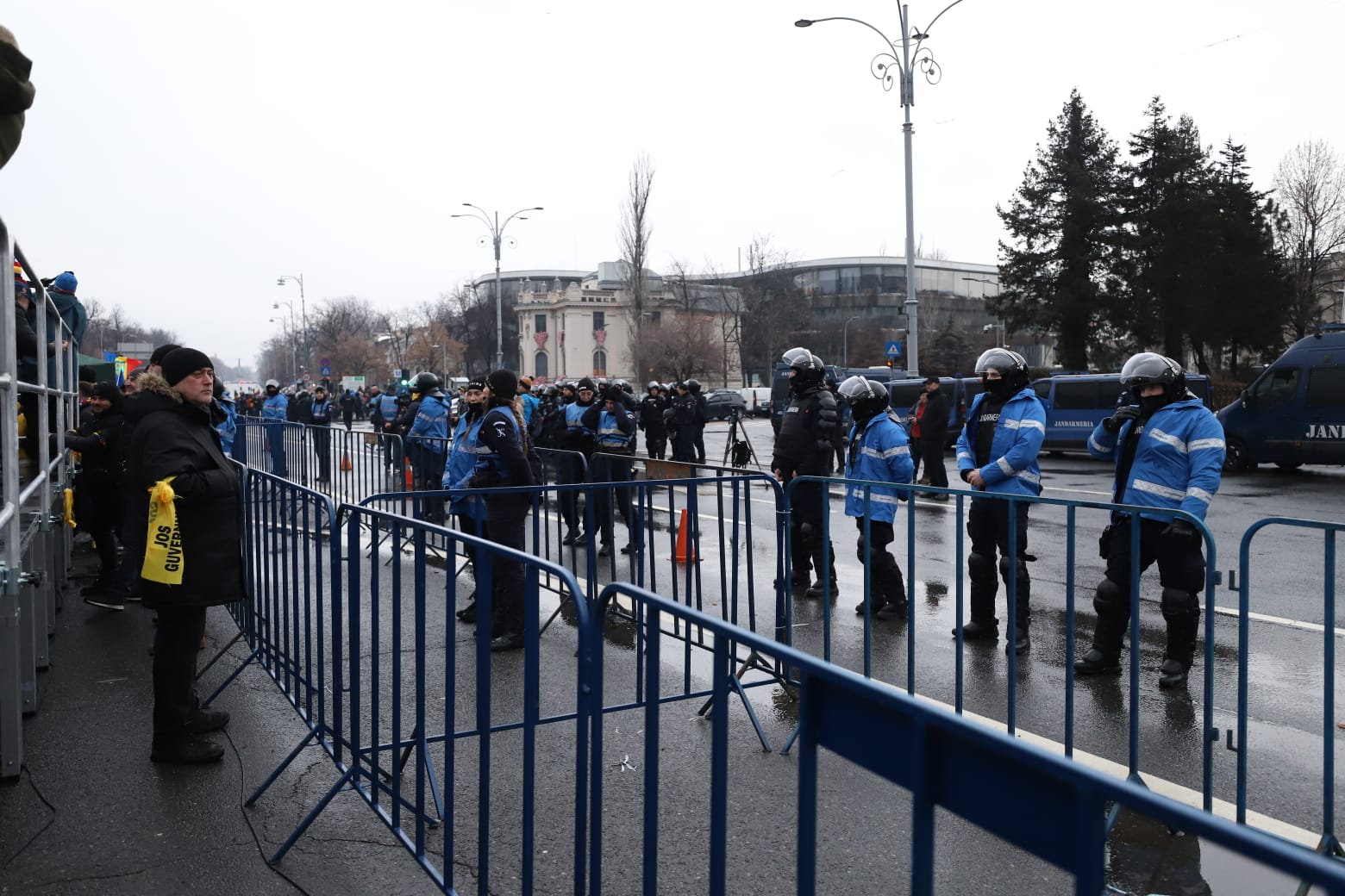 Străzi închise de poliție în ultima clipă în București, în timpul mitingului anunțat de AUR pe 1 martie