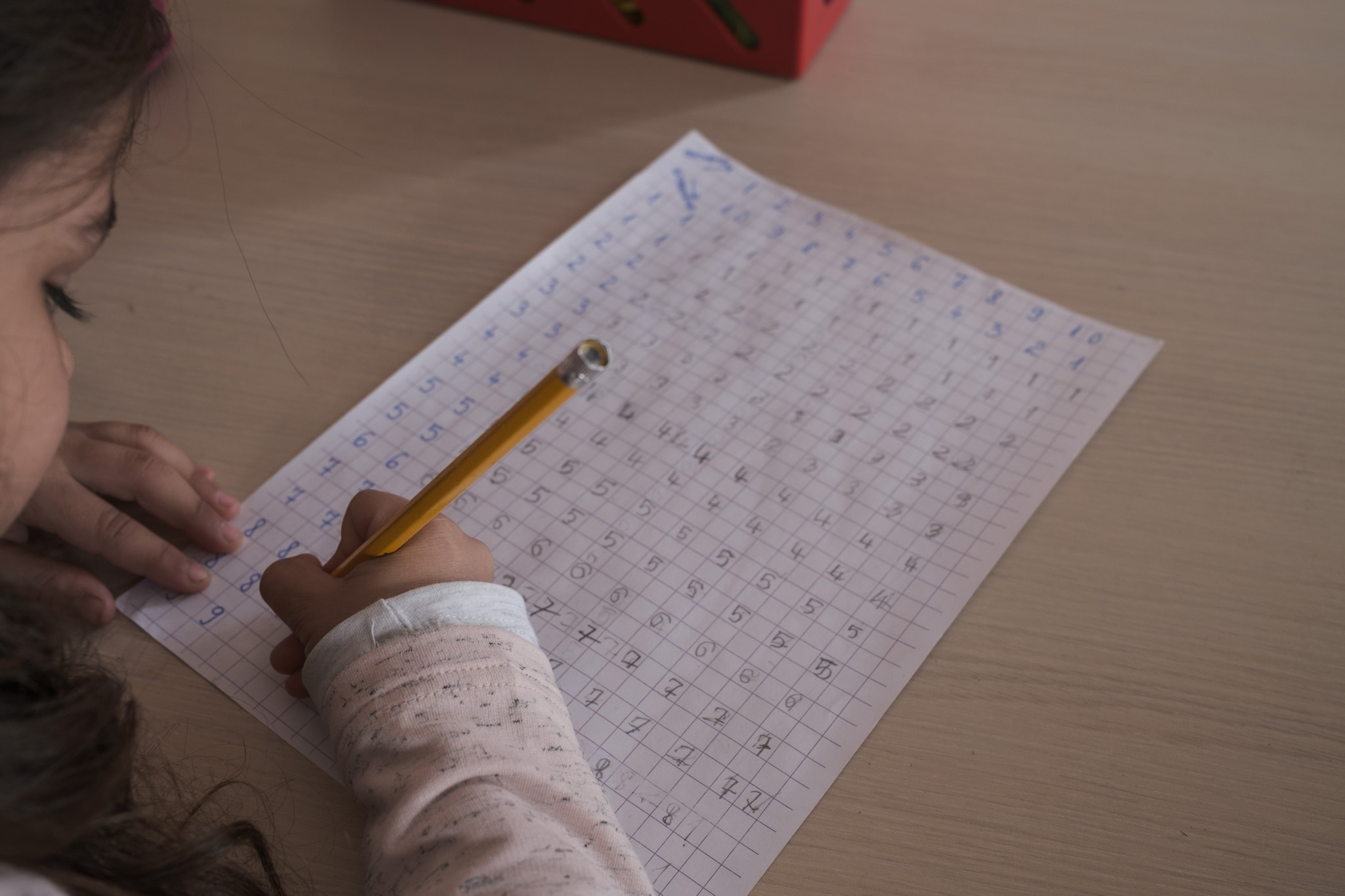 REPORTAJ de Moș Nicolae. Dorința de sărbători a unei fete de 14 ani din București, care are grijă de mama ei nevăzătoare