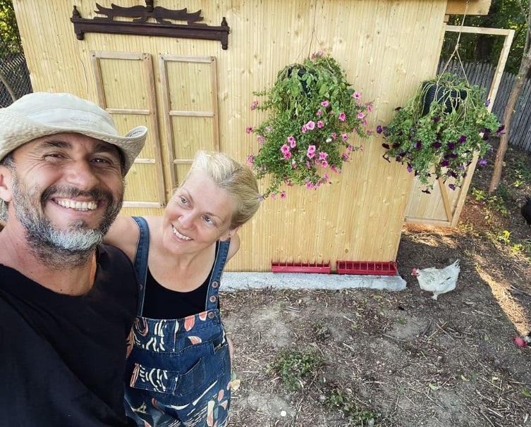 De ce nu-i iubesc unii vecini de la țară pe Dragoș Bucur și Dana Nălbaru: „Cred că venim să schimbăm satul”