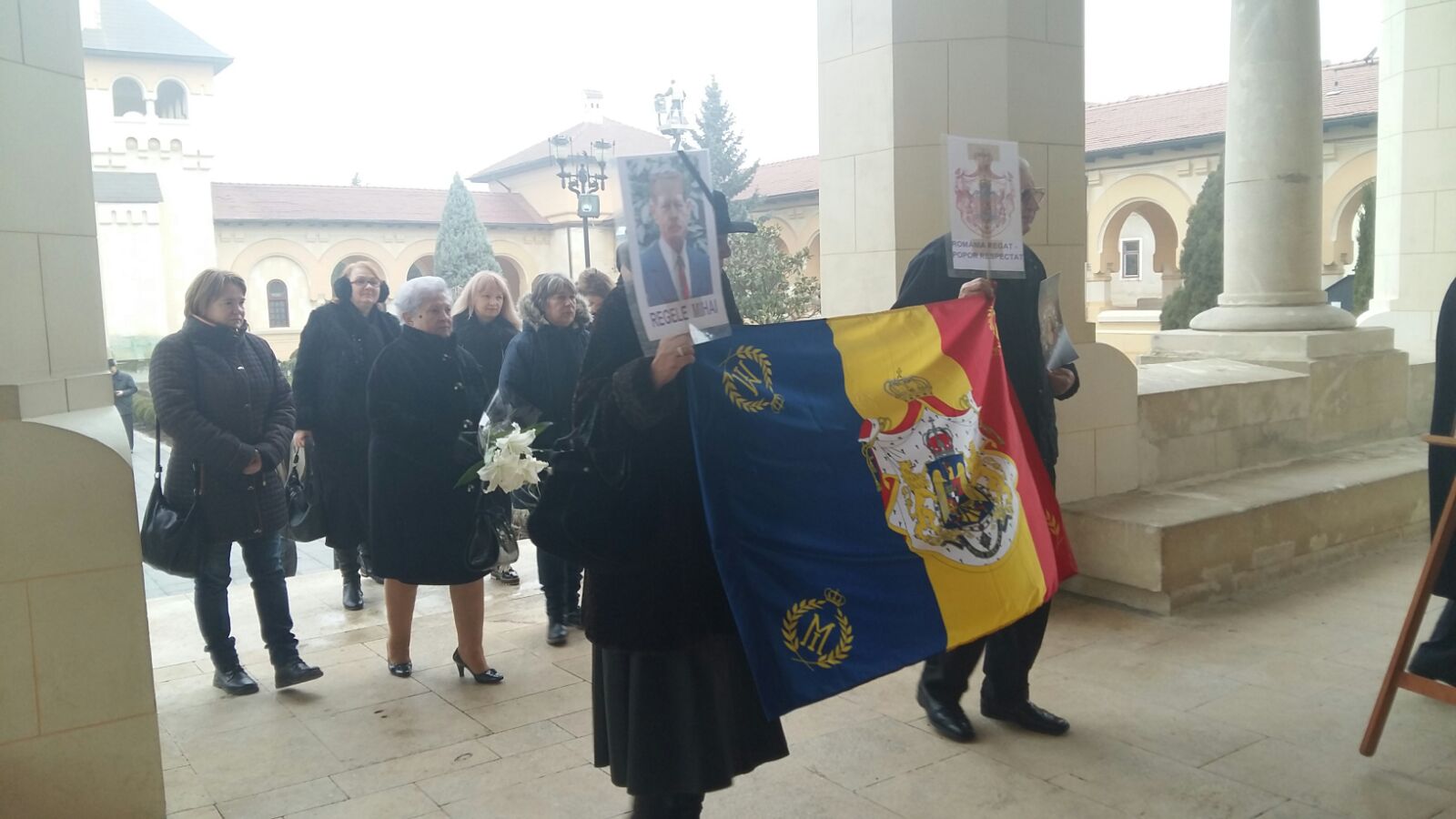 Sute de oameni s-au rugat pentru Regele Mihai la Alba Iulia. Arhiepiscopul de Alba Iulia: „Ilustrul nostru suveran merită pe deplin omagiul nostru şi cinstirea noastră”
