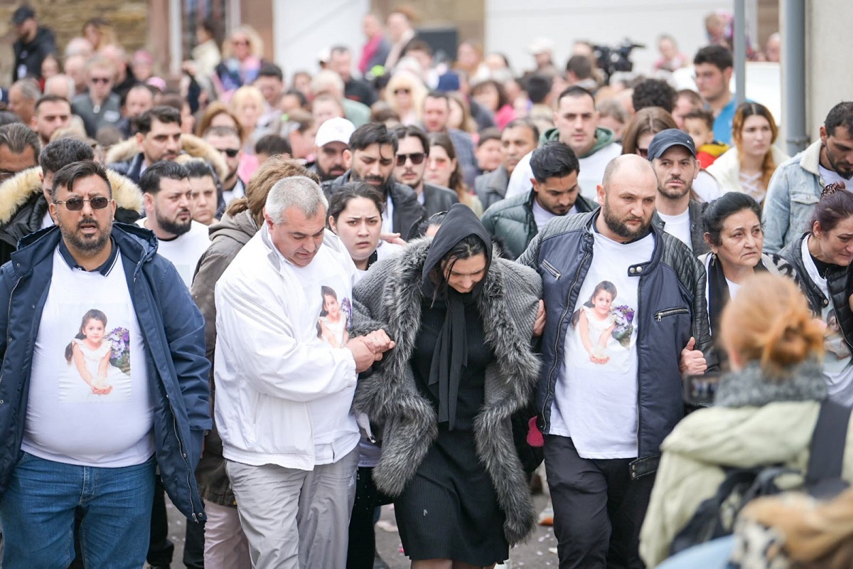 Marș cu 500 de oameni pentru Rose, fetița româncă de 5 ani ucisă și băgată dezbrăcată într-un sac de gunoi, într-un oraș din Franța
