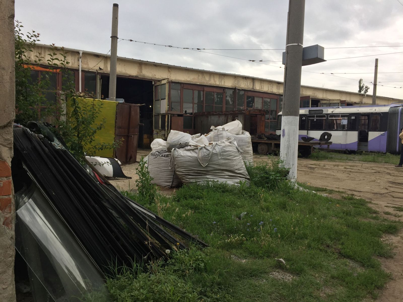 ANCHETĂ/ Ștrand ca centru social și mulți șefi la Societatea de Transport Public Timișoara, în timp ce în tramvaie plouă peste călători - FOTO