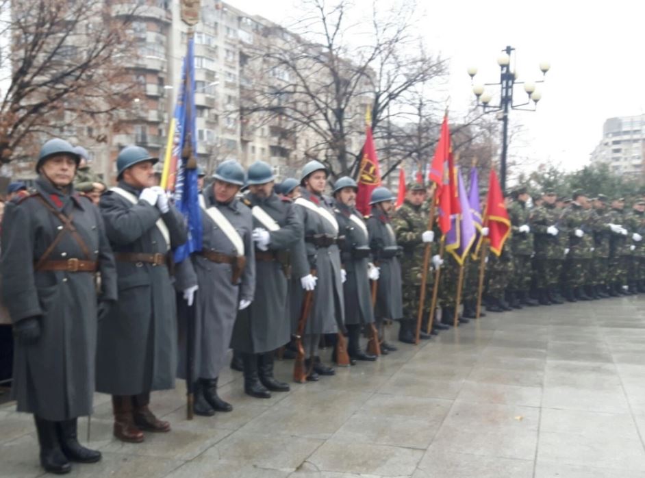 Militari în uniforme din Primul Război Mondial au defilat la Cluj de Ziua Națională. Mii de oameni din Ploiești au sărbătorit în ploaie Ziua Națională | FOTO&VIDEO