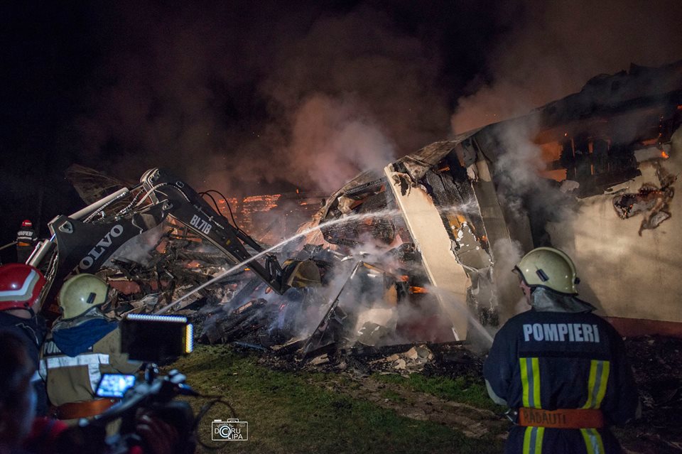 FOTO | O biserică din județul Suceava a ars din temelii
