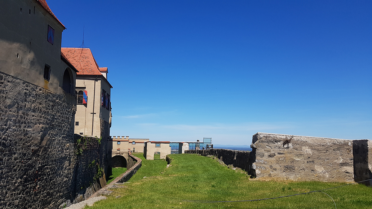 REPORTAJ ÎN AUSTRIA. Poliția păzește castelul prințului din Riegersburg, pentru că „le-am ucis ursul și s-au supărat foarte tare”