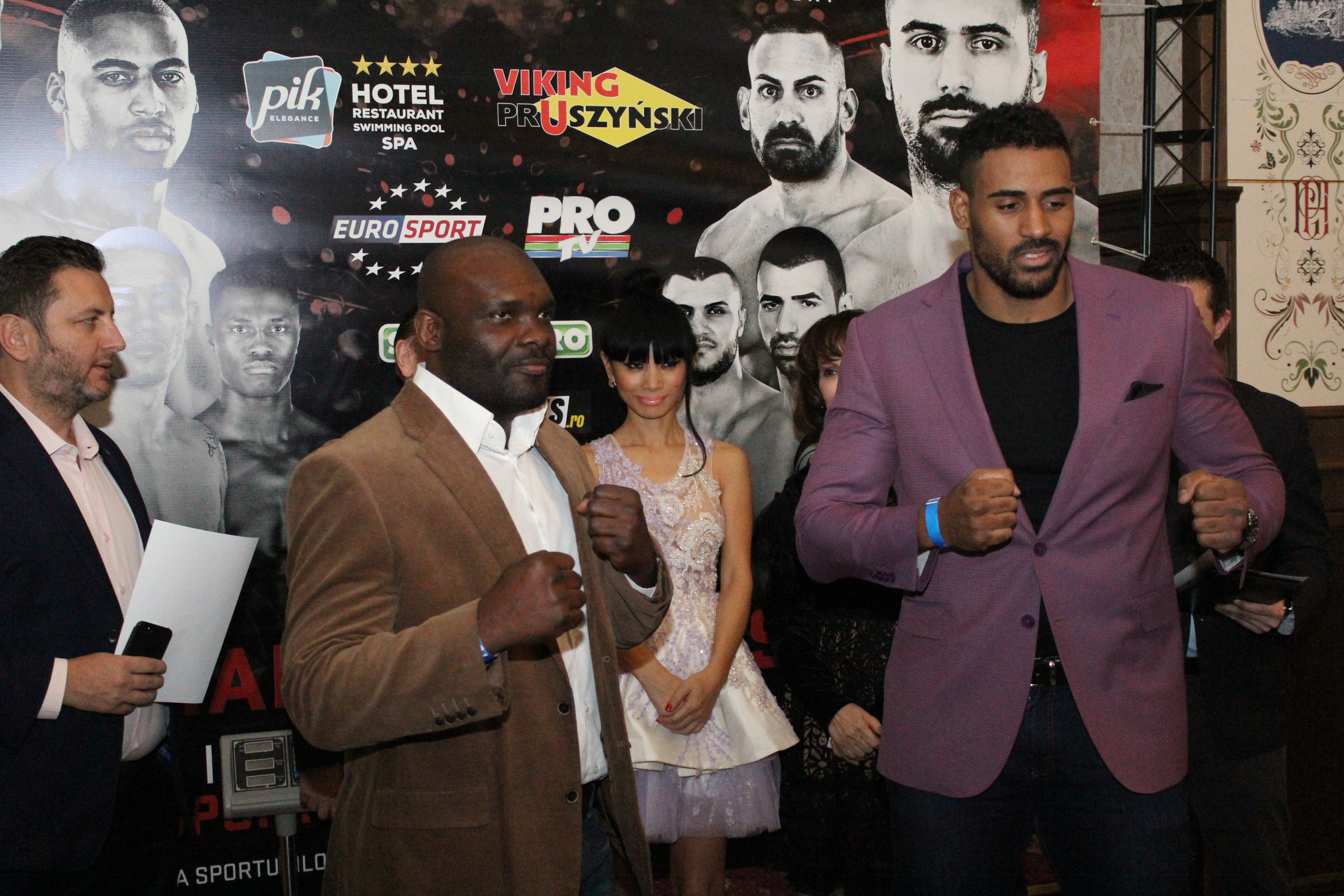 Luptătorii de la Superkombat Ploiești s-au confruntat pentru prima dată la cântarul oficial / GALERIE FOTO