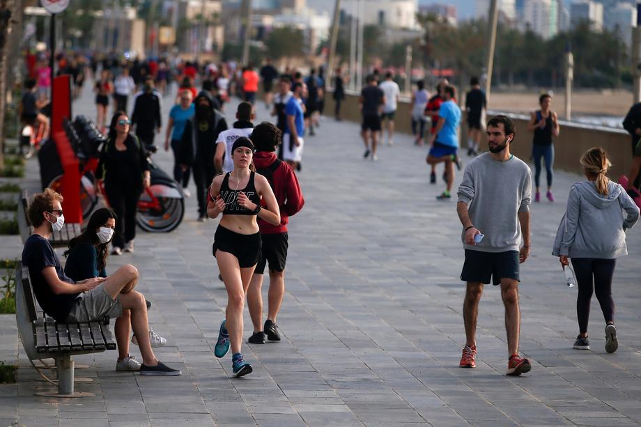 FOTO | Prima zi de relaxare a măsurilor din Spania: “Jumătate din populația Barcelonei face jogging sau merge cu bicicleta”. Premierul vrea prelungirea stării de alarmă
