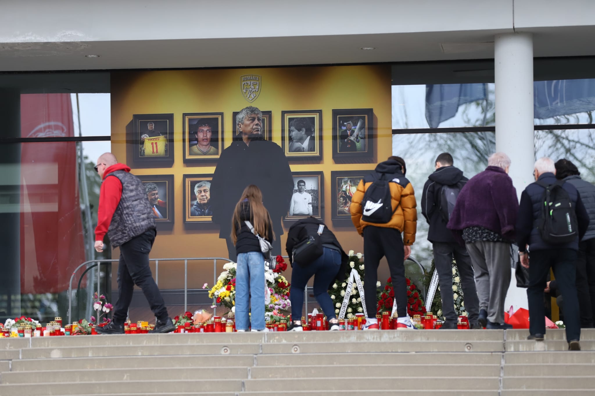 Livetext Mii de români își iau adio de la Mircea Lucescu la Arena Națională înainte de funeraliile cu onoruri militare / „Leucemia i-a provocat și grăbit sfârșitul”