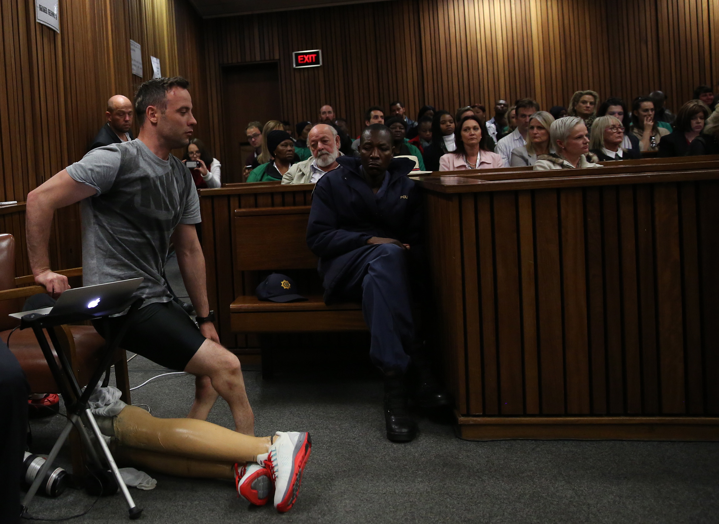 Oscar Pistorius și-a dat jos protezele ca să le arate judecătorilor că nu și-a ucis intenționat iubita | GALERIE FOTO