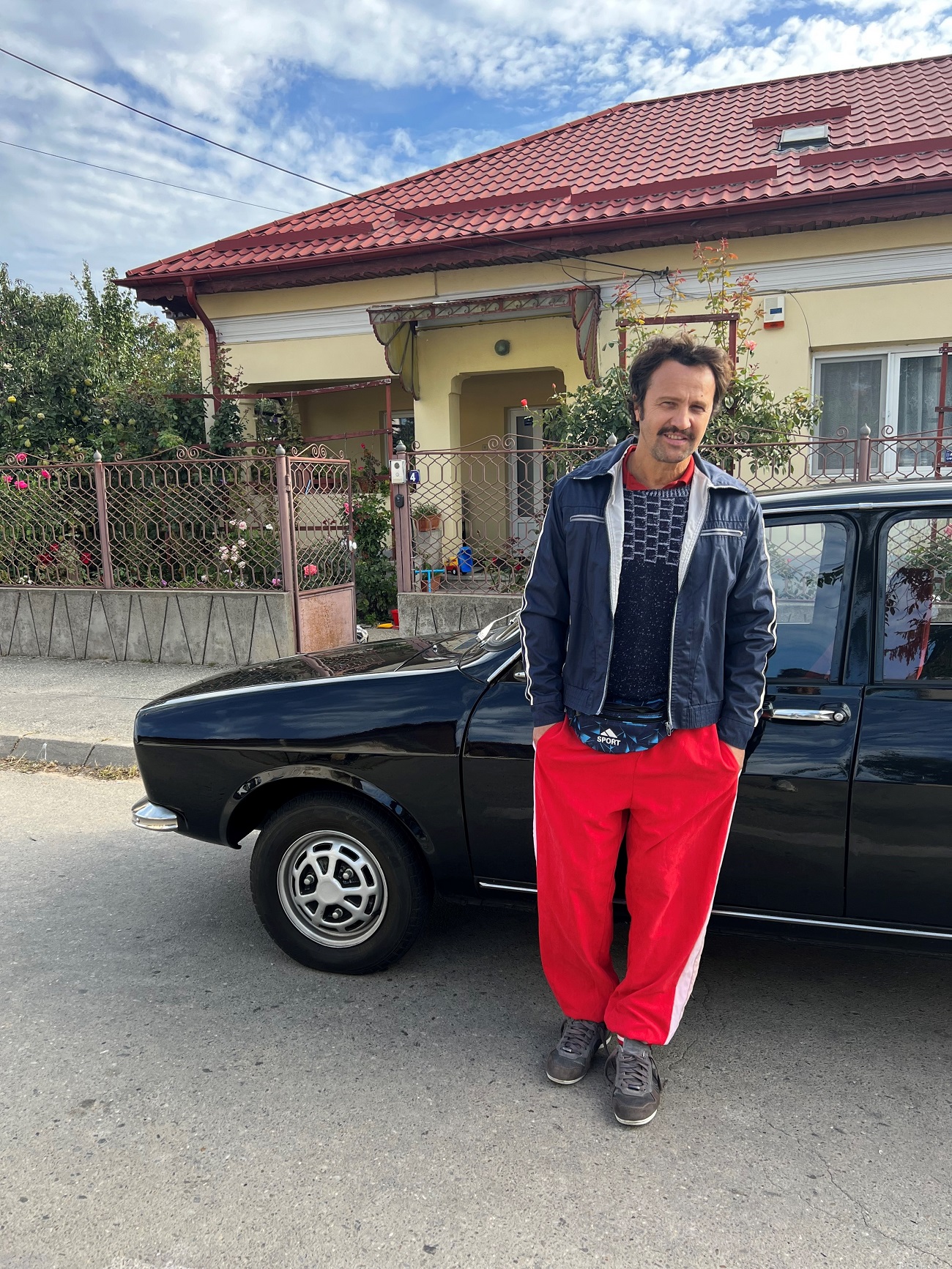 Cum s-a descurcat Dorian Boguță la volanul unei Dacii 1310, în filmul „Încă două lozuri”: „Schimbatul de viteze poate deveni o loterie”