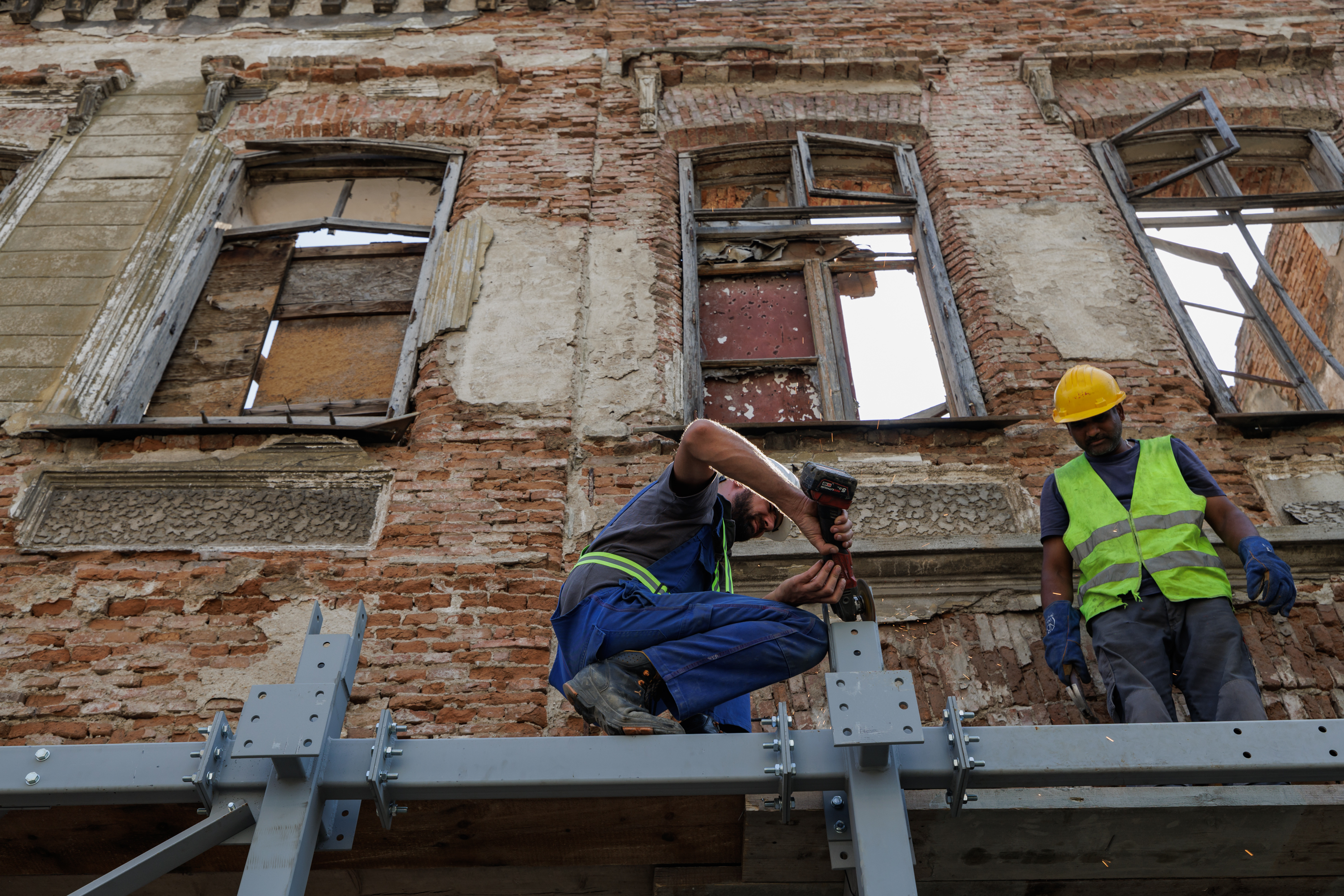 REPORTAJ. Libertatea a intrat pe șantierul de la Hanul Solacolu din București. „Era o groapă de gunoi și o bombă ecologică. Am scos două mii de tone de deșeuri”
