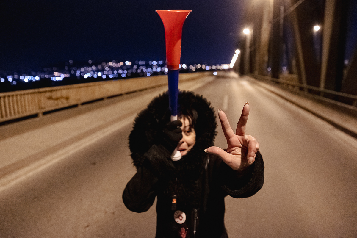 Blocadă pe un mare pod peste Dunăre din Belgrad. De aproape 4 luni, sârbii strigă „Corupția ucide!” | Video/Fotogalerie