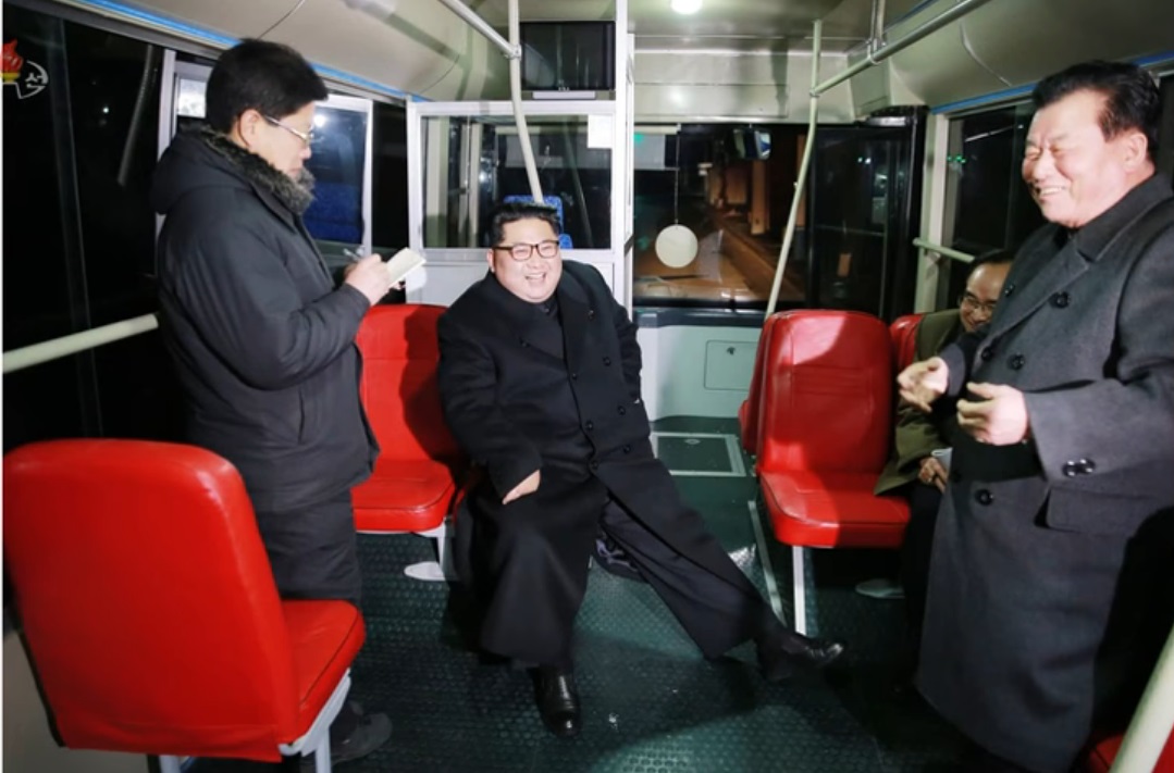 FOTO| Kim Jong-un și soția sa s-au plimbat noaptea cu un troleibuz