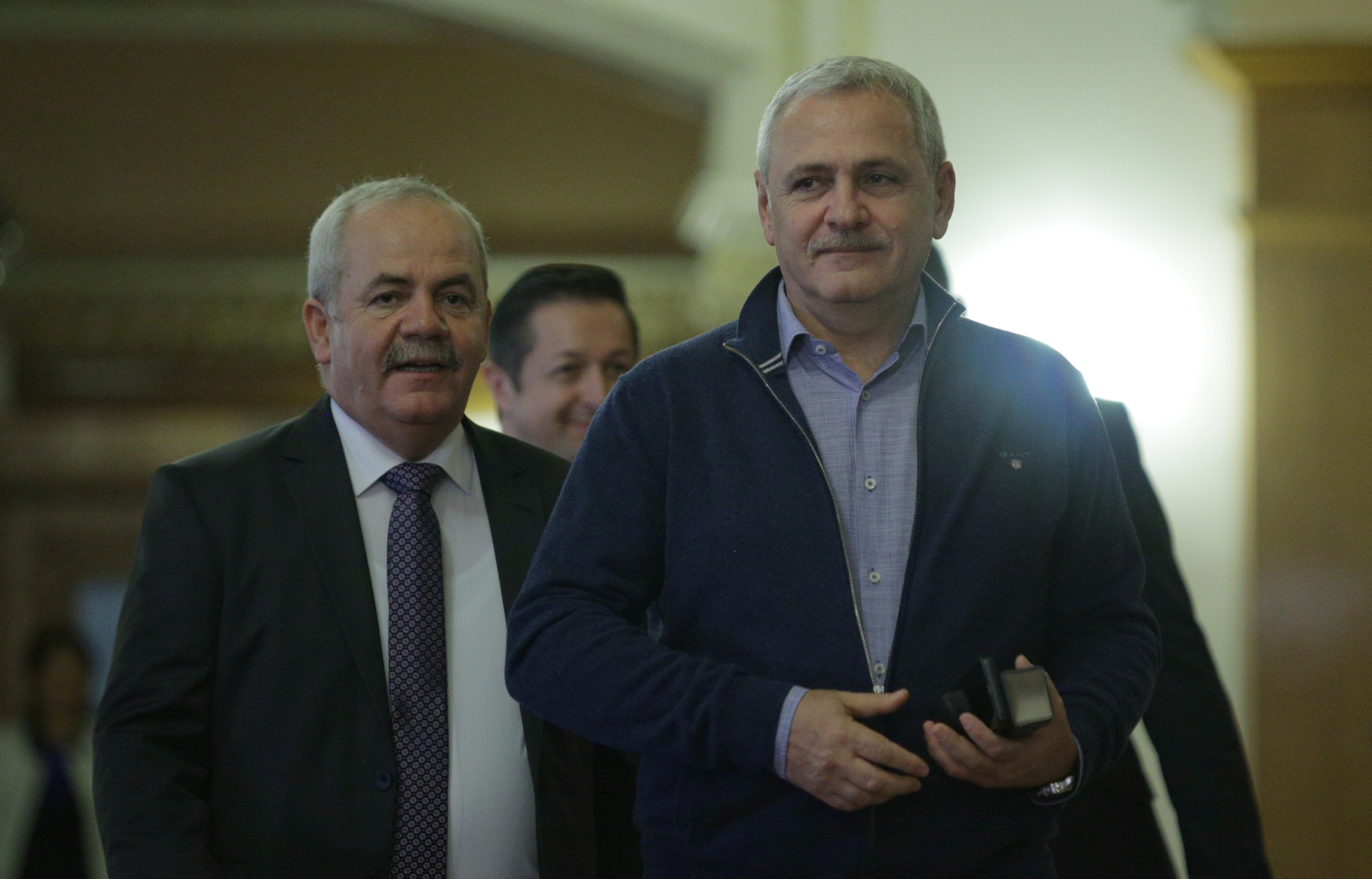 UPDATE. Dragnea insistă cu tăierea bugetelor serviciilor secrete: "Noi nu cerem aviz de la nimeni!". Ce spune despre plecările din partid