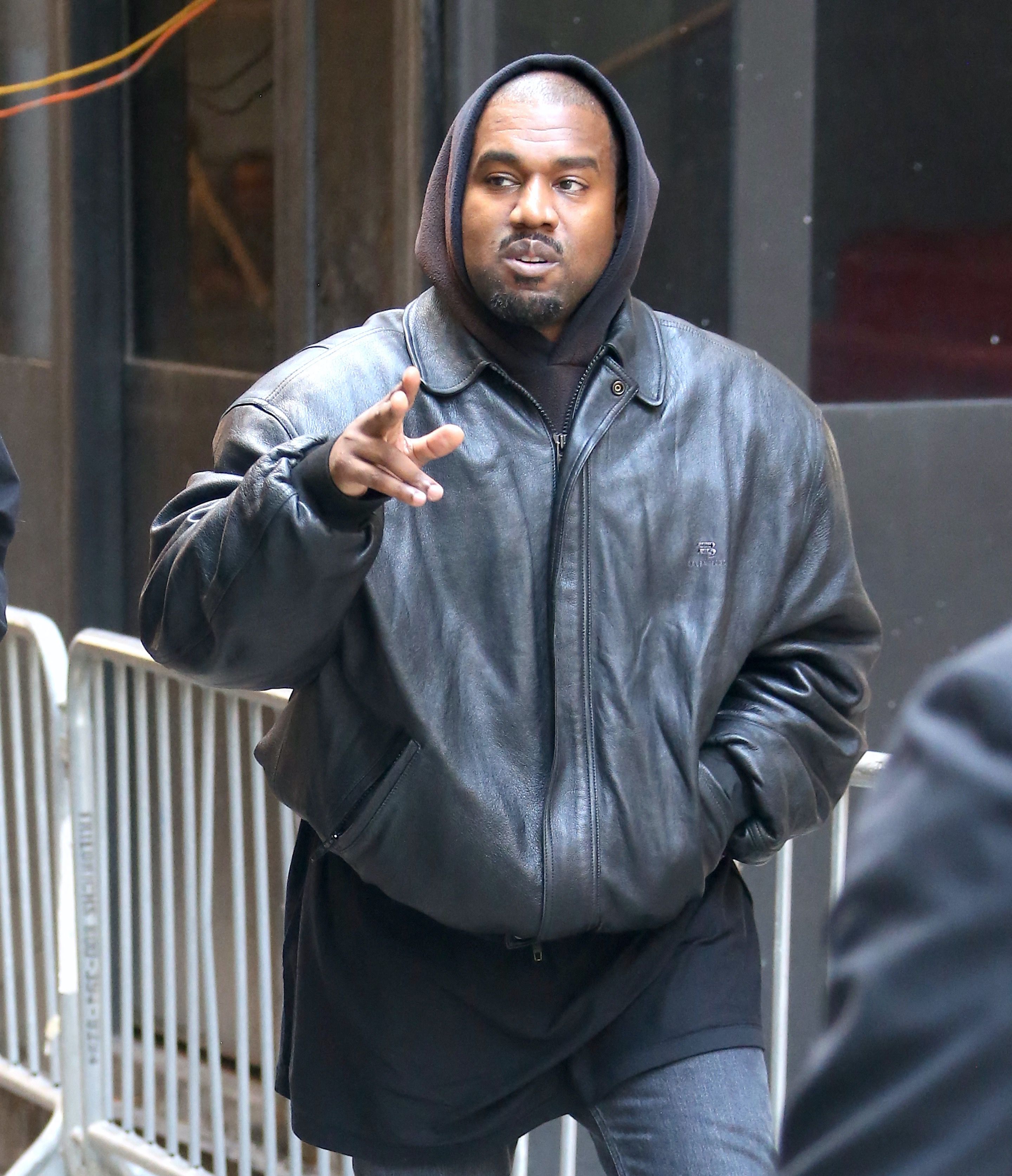 De ce Bianca Censori acceptă să fie pusă în ipostaze stânjenitoare de către Kanye West. Familia o îndeamnă să divorțeze