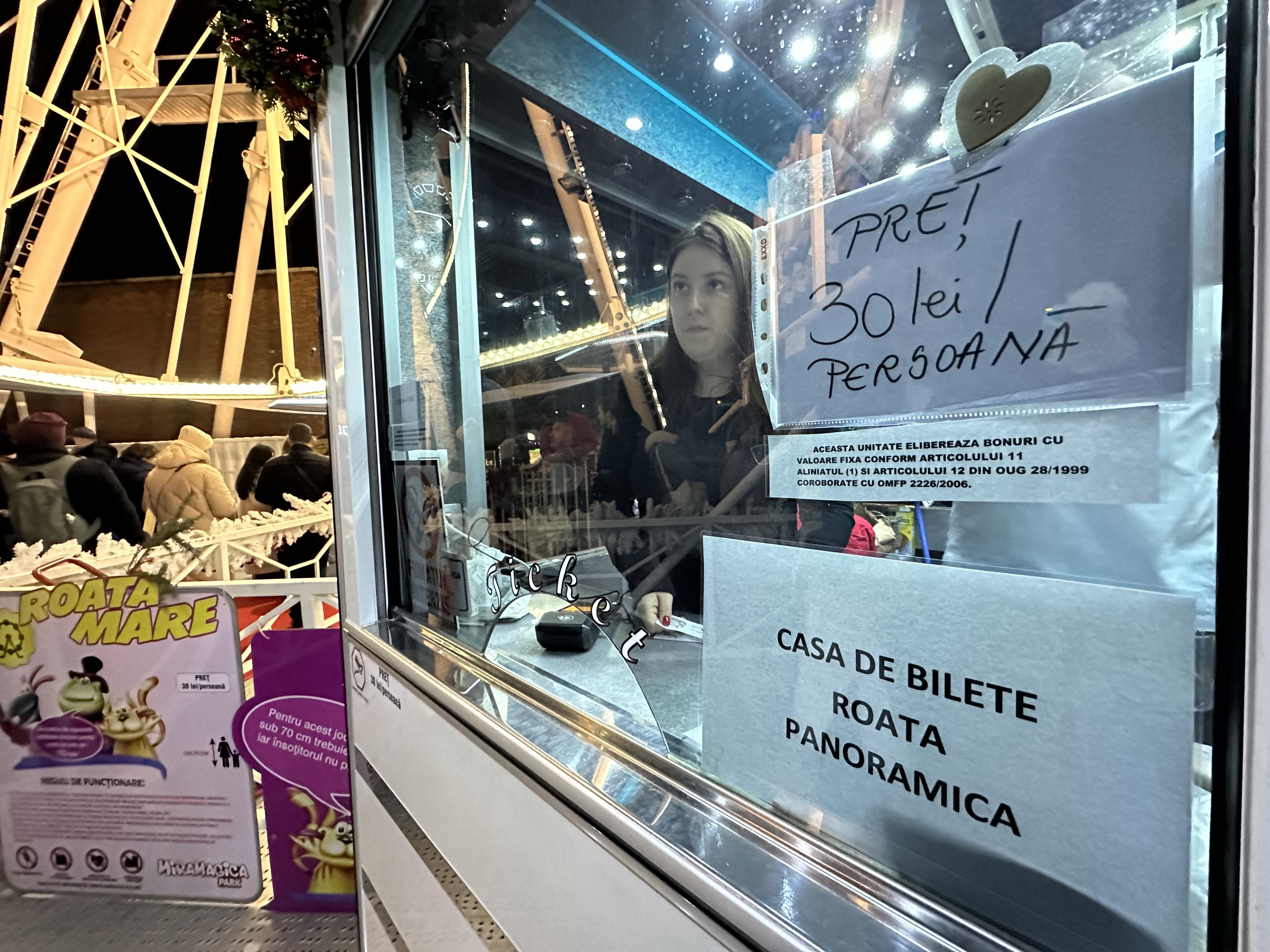 Cât costă un bilet la roata panoramică de la Târgul de Crăciun din București, de la Hala Laminor. Prețul, mai mare decât pentru o porție de mâncare