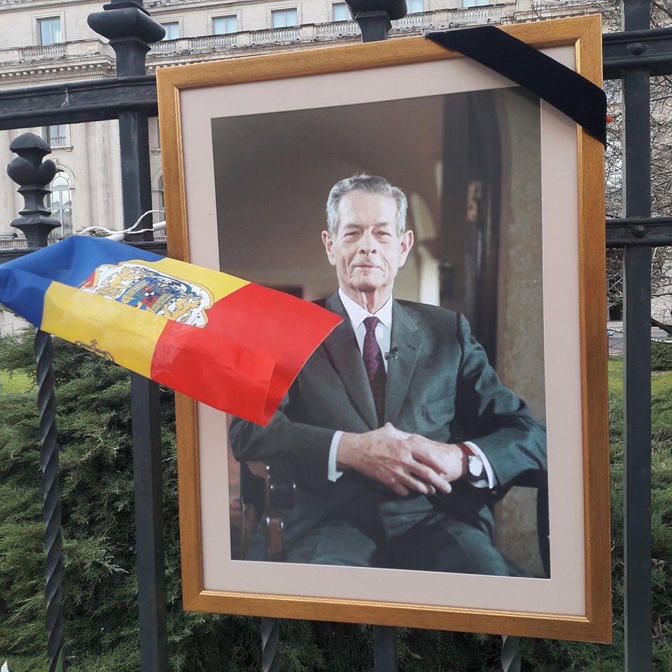 VIDEO& FOTO | Altar de flori și lumânări la Palatul Regal, în memoria Regelui Mihai