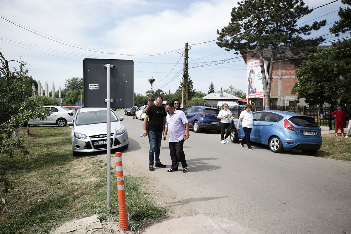 REPORTAJ Alegeri 2024 | Poliție, jandarmi și o bunică speriată de propria nepoată la Belciugatele: „M-a făcut în tot felul că am urcat în mașina primarului!”