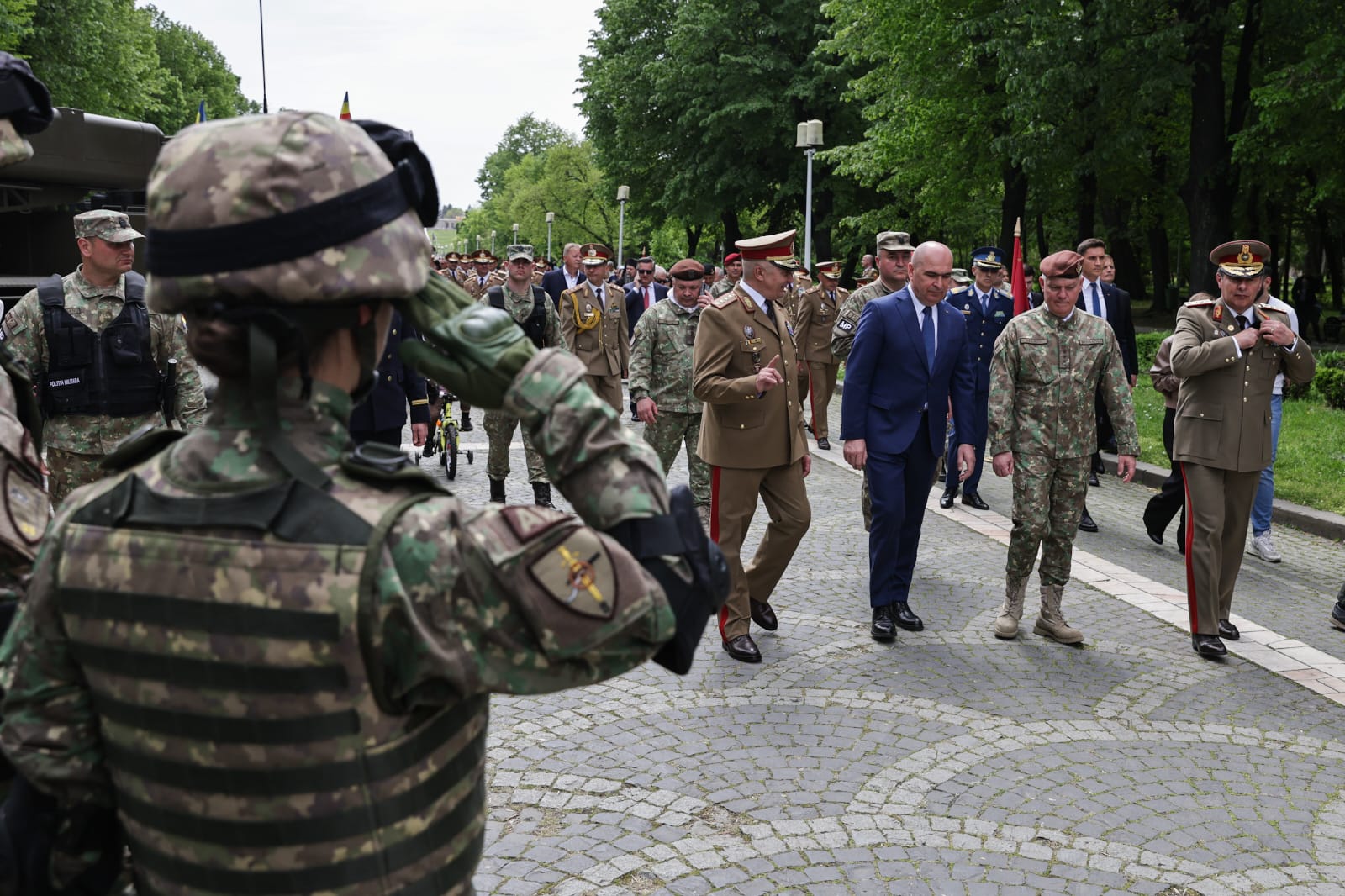 Ziua Forțelor Terestre 2025. Ilie Bolojan a vizitat fără Marcel Ciolacu expoziția de echipamente și tehnică militară din Parcul Carol | VIDEO