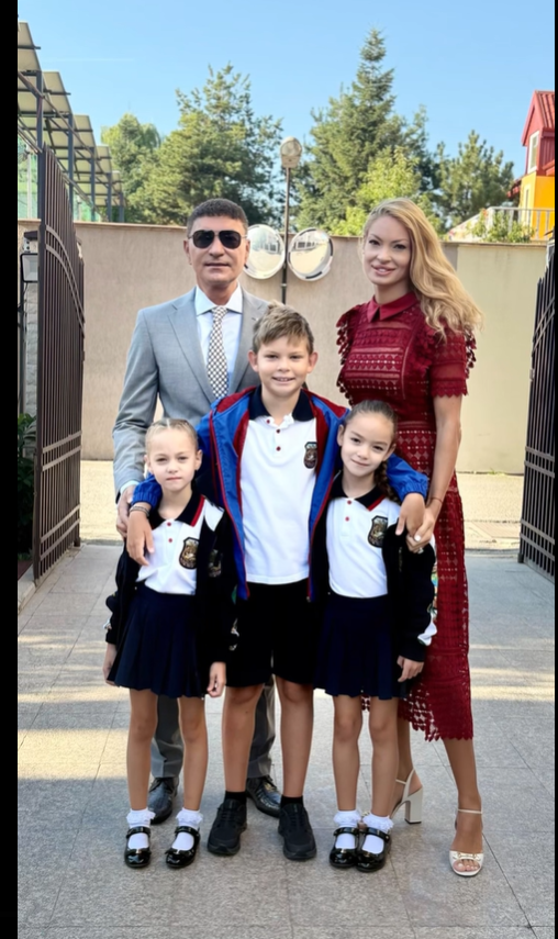 Imagini cu cei trei copii ai Valentinei Pelinel, în prima zi de școală. Vedeta și soțul ei, Cristi Borcea, au atras atenția tuturor la festivitate