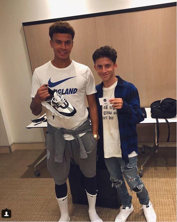Un puști de 17 ani îi îmbracă pe unii dintre cei mai importanți fotbaliști ai lumii. Printre clienții lui se numără Mesut Ozil, Paul Pogba, Kevin de Bruyne sau Dele Alli