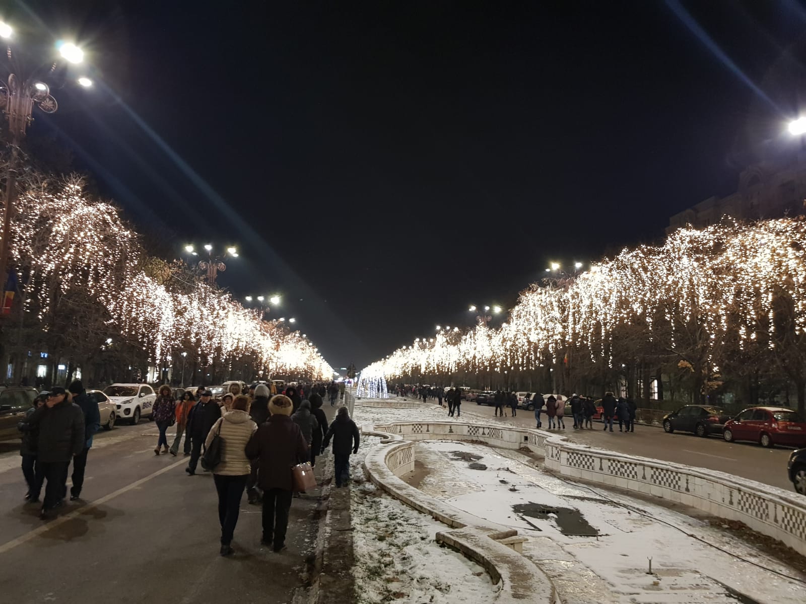 Luminițele de Crăciun au fost aprinse în Capitală, în prezența a mii de oameni. Doi elevi olimpici dintr-un cor muzical au apăsat butonul