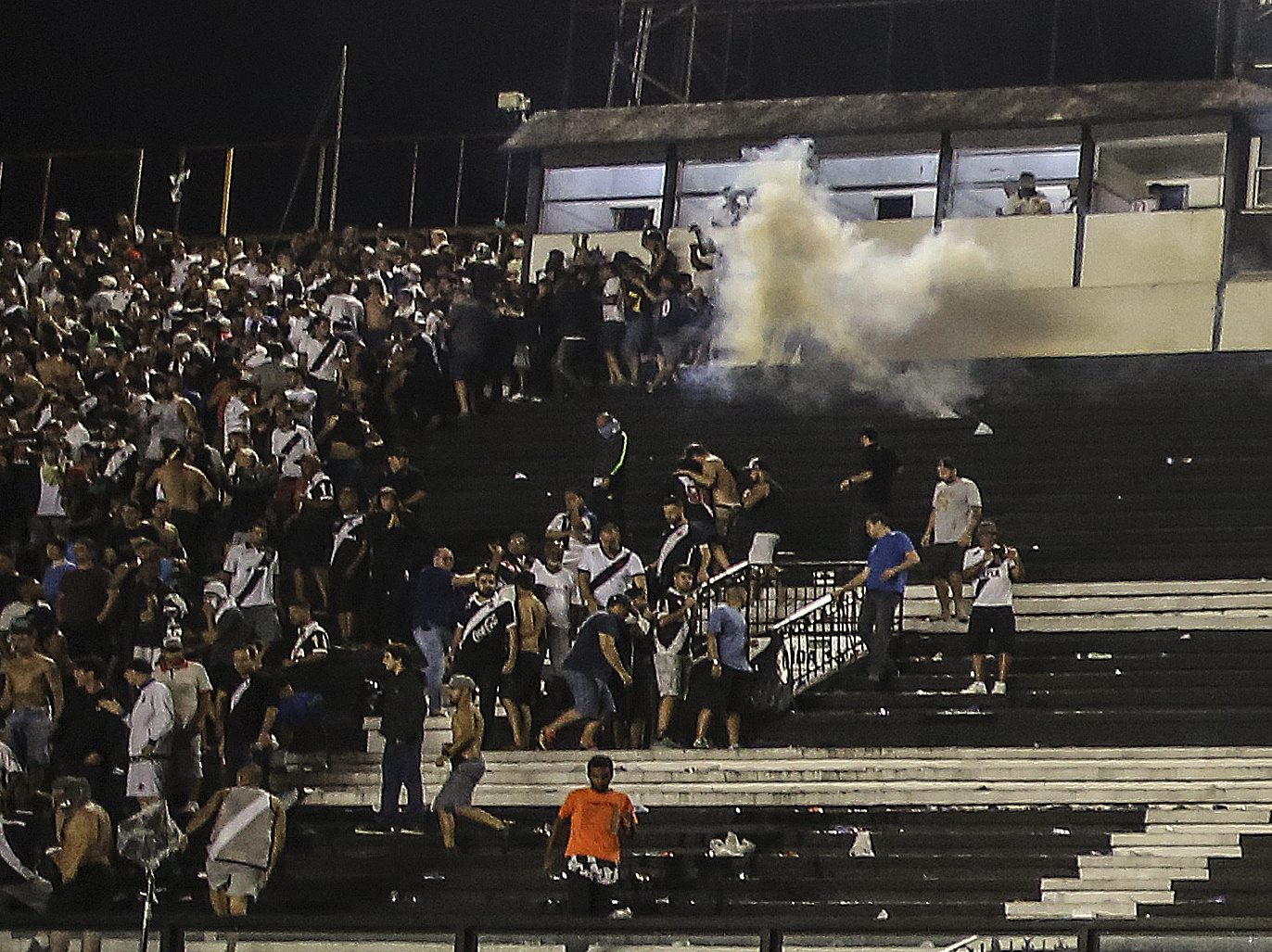Scene de război la Rio de Janeiro. Un fan a fost împușcat mortal la derby-ul Vasco da Gama - Flamengo / GALERIE FOTO&VIDEO