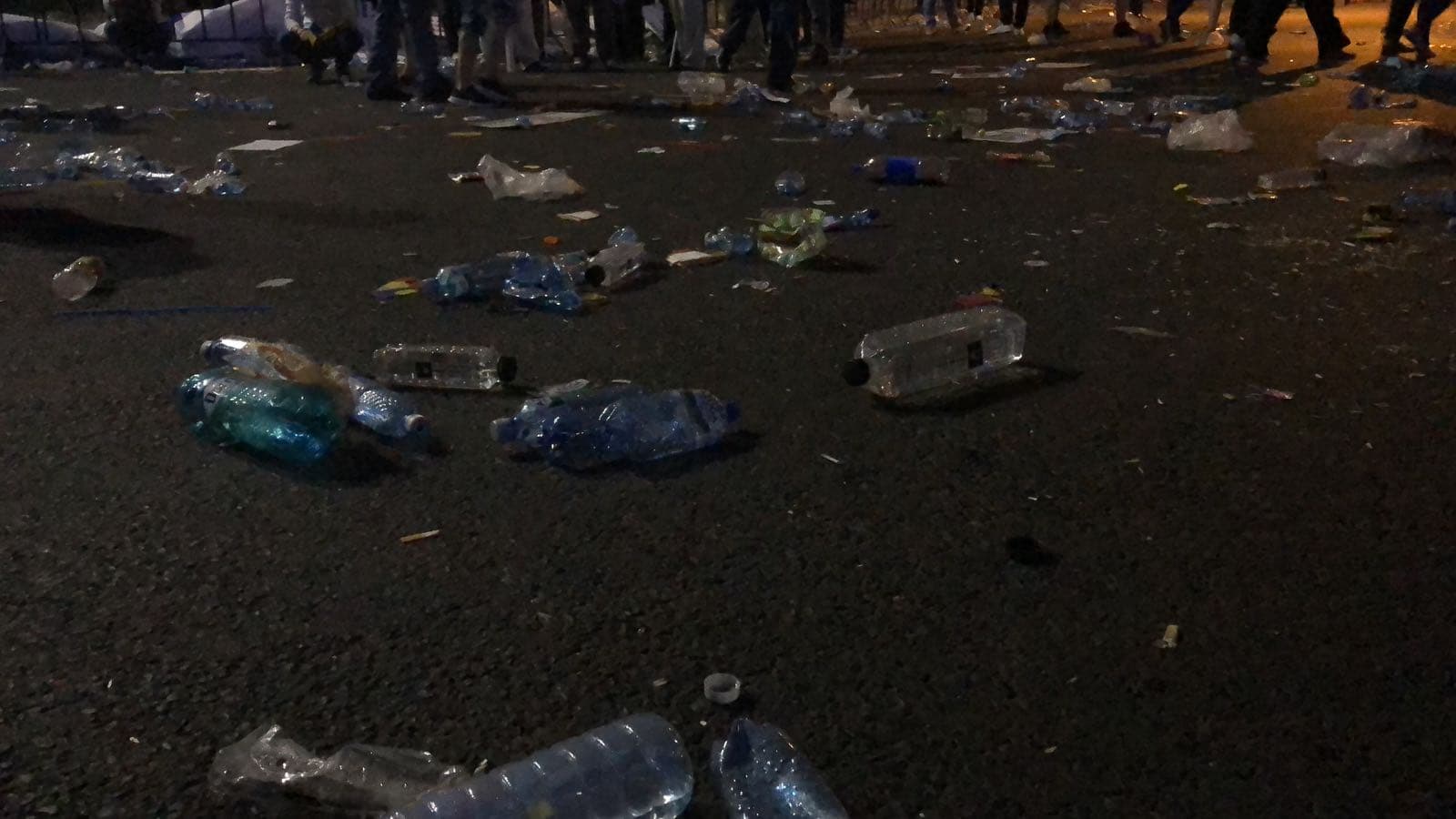 Cum răspunde Gabriela Firea după imaginile cu gunoaiele rămase în Piața Victoriei, la finalul mitingului PSD