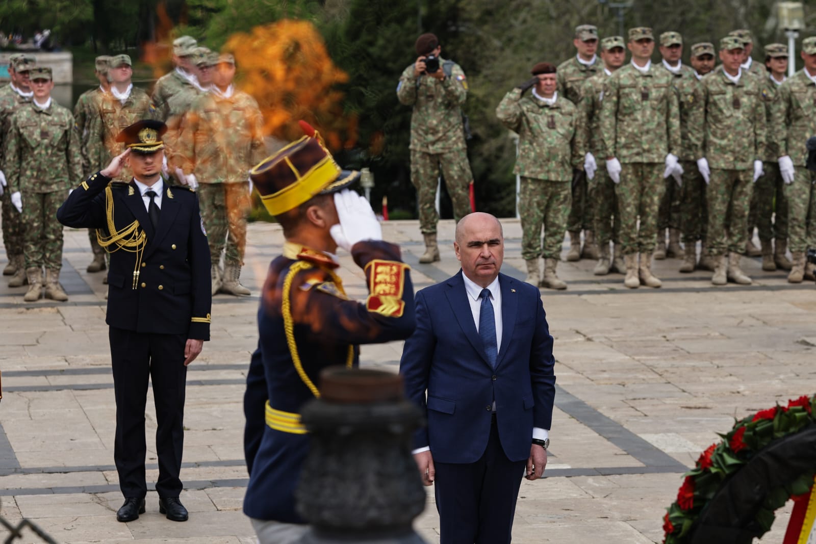 Ziua Forțelor Terestre 2025. Ilie Bolojan a vizitat fără Marcel Ciolacu expoziția de echipamente și tehnică militară din Parcul Carol | VIDEO