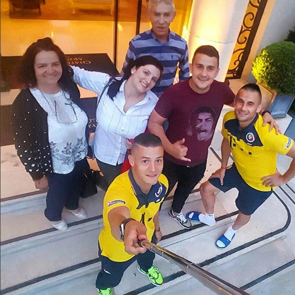 Euro 2016. Imagini inedite de la întâlnirea tricolorilor cu familiile. Pantilimon și-a ținut în brațe fetița de 7 luni GALERIE FOTO