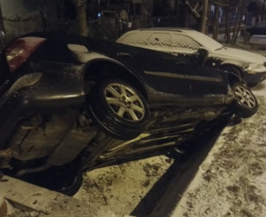 Csúszós úton driftelt, az árokban kötött ki a sofőr – videón az elképesztő manőver