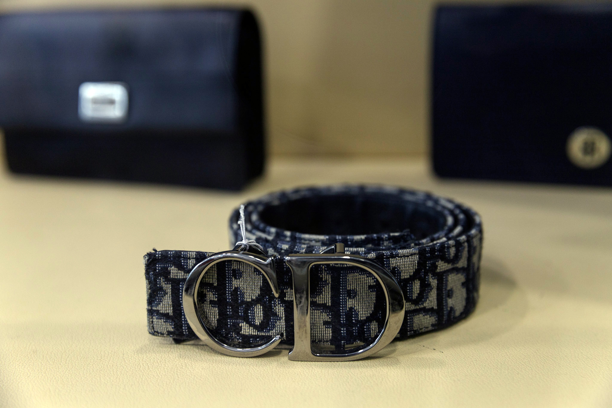 Casele de amanet de lux au devenit „un fel de bancă” sau „magazine outlet”: oamenii vând aici de la genți Gucci la Rolexuri și mașini  