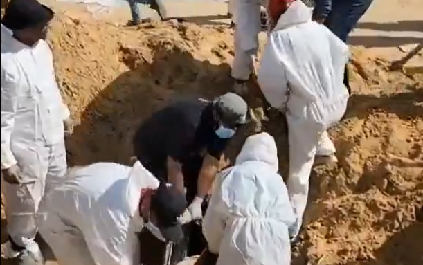 Az ENSZ emberi jogi főbiztosának jelentése: meztelen, megkötözött holttesteket találtak a gázai tömegsírban