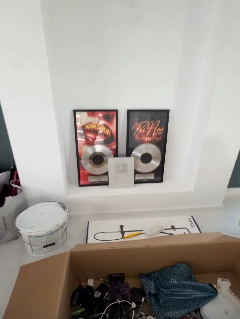 Imagini din casa în care locuiește Babasha. Și-a cumpărat vilă în Domnești și e vecin cu Dorian Popa