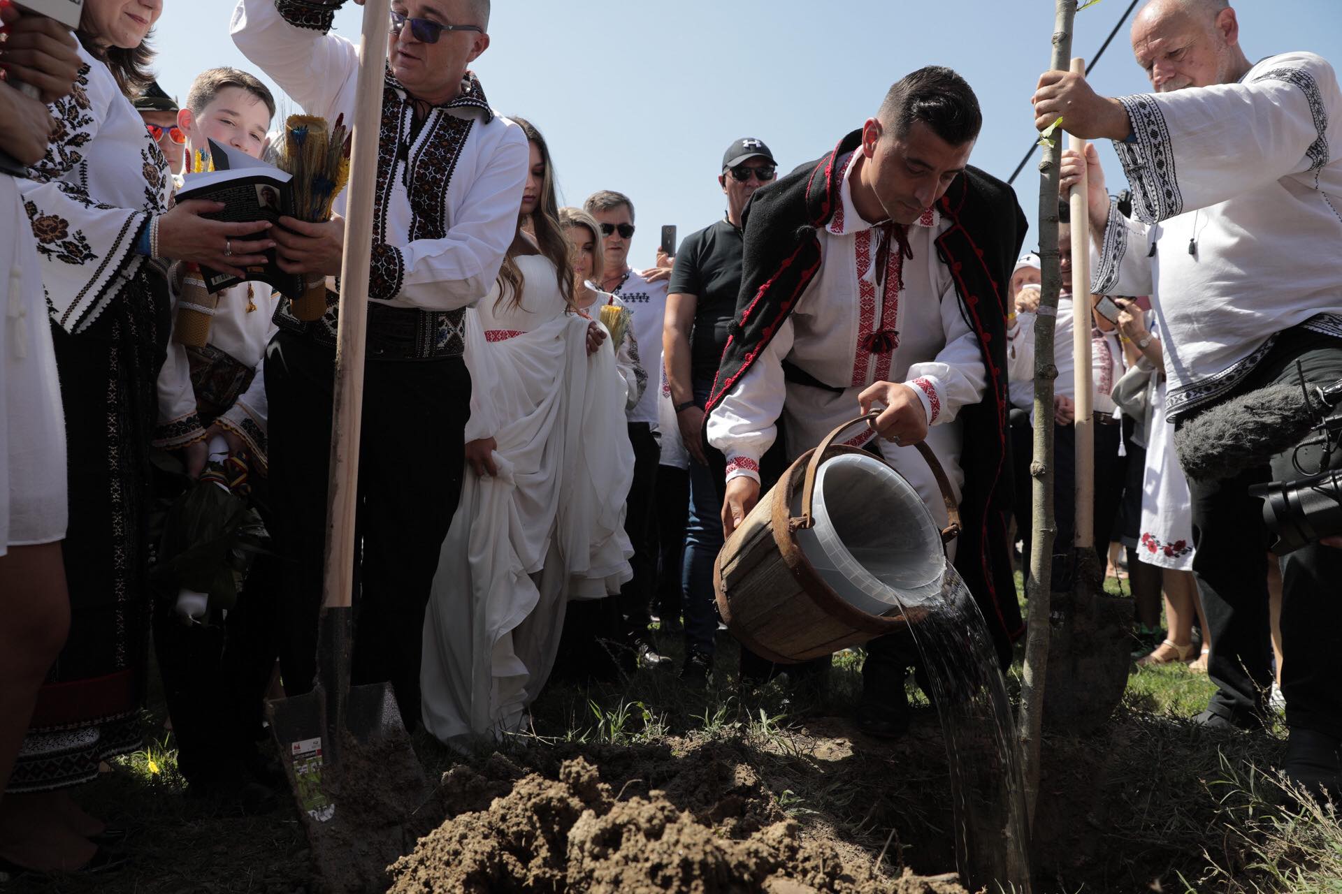 FOTO. Nunta lui George Simion, văzută de la fața locului. Câteva sute de oameni au rezistat în fața scenei, petrecerea a continuat până la 7 dimineața
