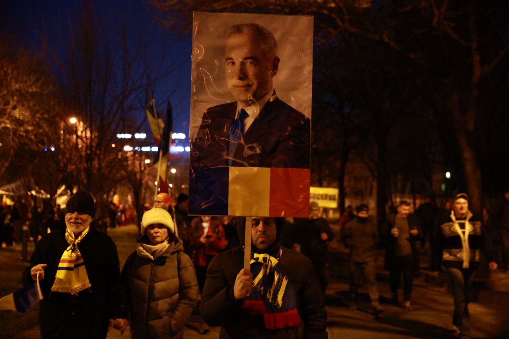 LIVE TEXT: Zeci de mii de oameni la protestul organizat de AUR în București. Mai mulți protestatari aveau asupra lor cuţite, bricege și substanţe interzise