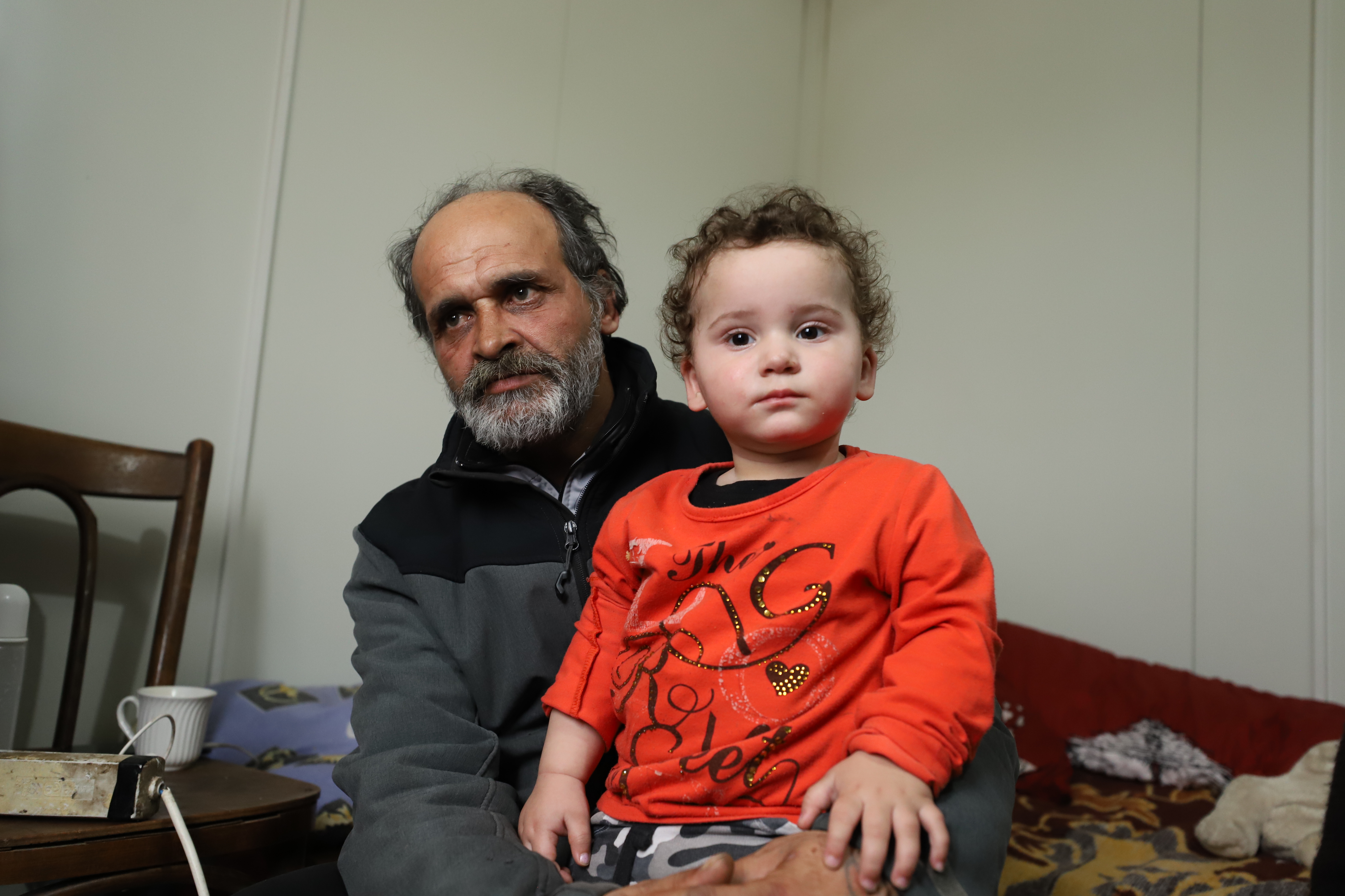 REPORTAJ. Viața chinuită a unei familii cu cinci copii, care s-a mutat din grajd în container: „Primăria nu ne dă hârtie să ne legăm la curent”. De ce i-a lăsat și fără ajutorul social