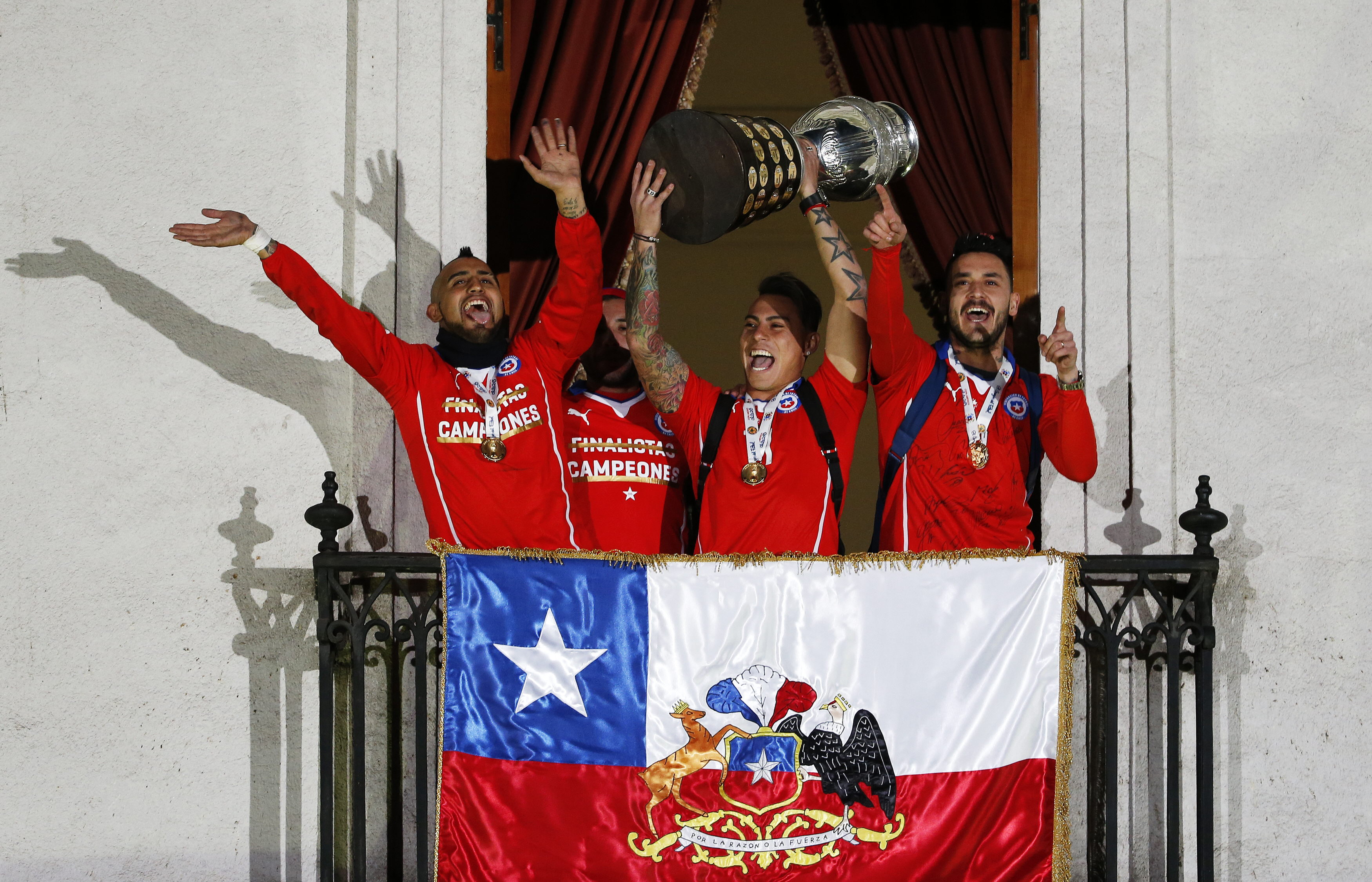 Chilienii au sărbătorit pe străzi câștigarea primei Copa America din istorie. ^A fost noapte albă la Santiago / GALERIE FOTO