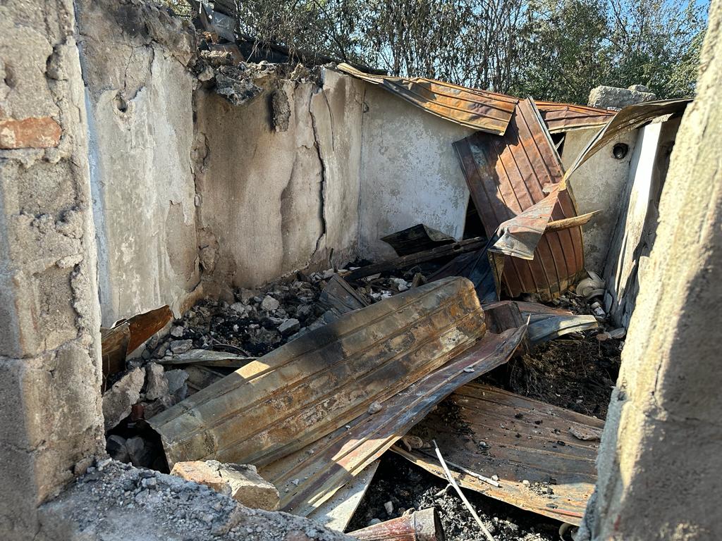 FOTOREPORTAJ Pompierii încă intervin în zona exploziei, oamenii spun că n-au primit ajutor: „Stăteam lângă o bombă și nu știam!”