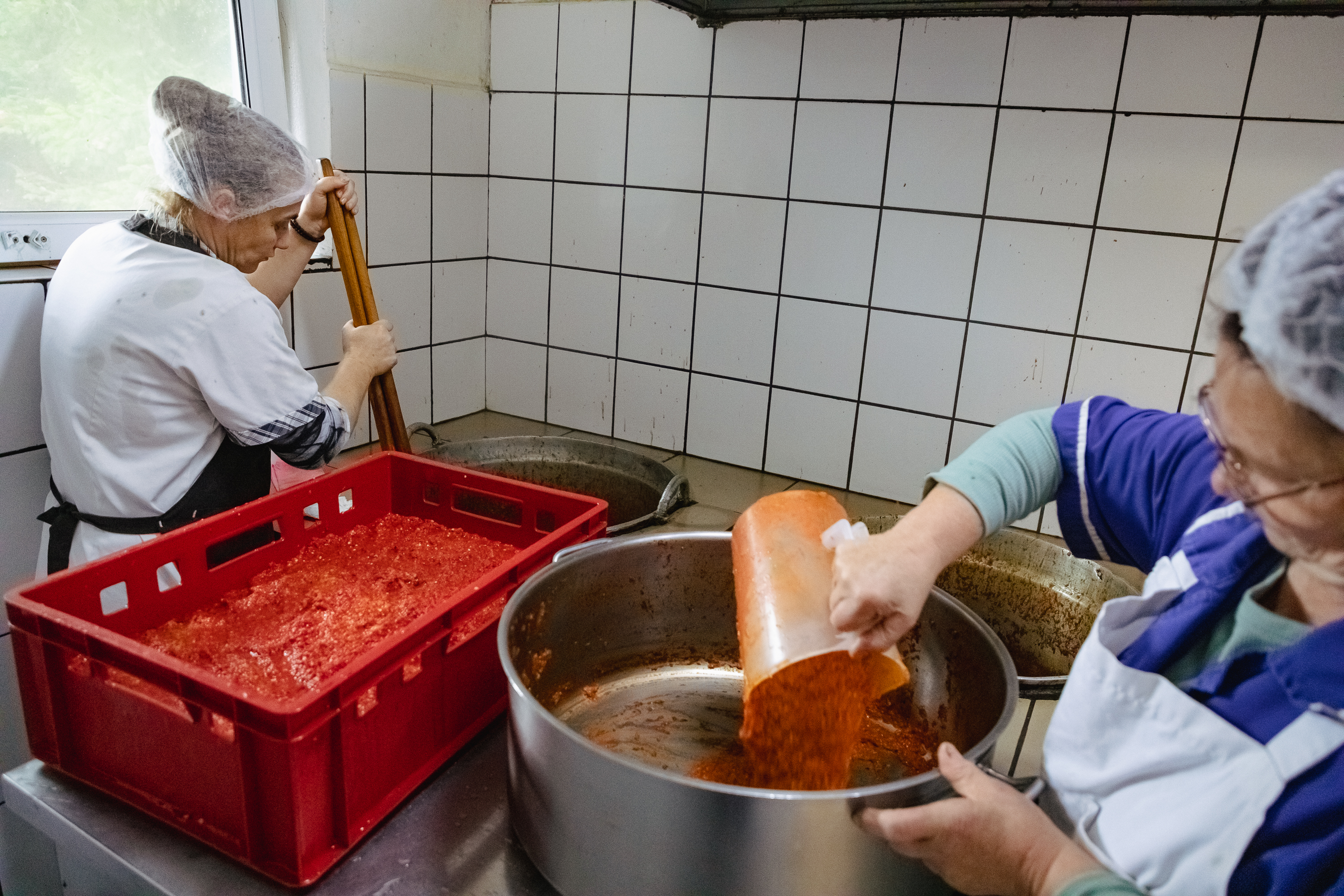 REPORTAJ. Într-un sat din Mureș, un tânăr fierbe de 11 ani dulcețuri și zacuscă la ceaun. Acum vrea să ridice o fabrică și să le arate localnicilor că și aici se poate: „Fiecare trebuie să-și găsească Idicelul lui!”