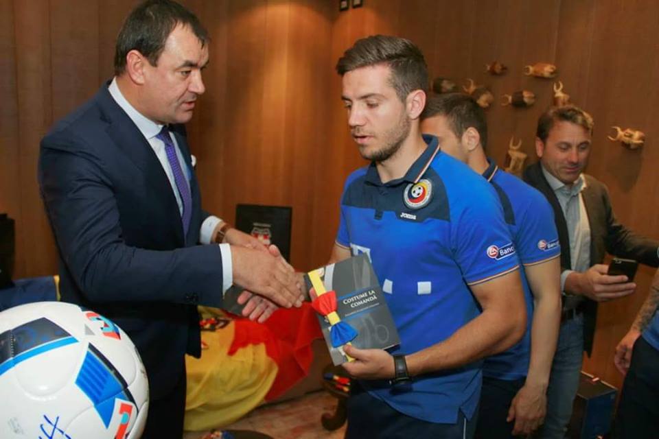 Să fie cu noroc la Euro! Tricolorii au primit ”Papionul România” din partea unui maestru croitor din Italia | GALERIE FOTO