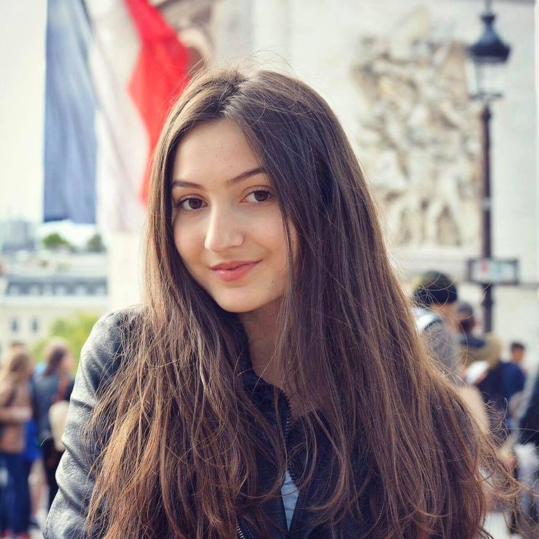 VIDEO/Miss România fără botox și tatuaje. Elvira Bolovan are 17 ani și vrea să fie soprană